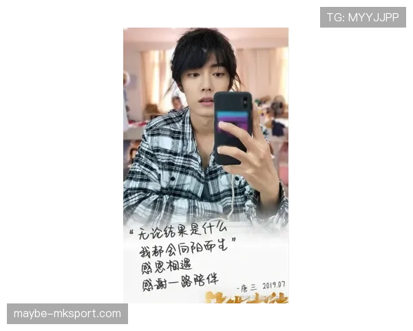 梁伟铿训练完直接瘫在场边啃蛋白棒，这自律狠人连喘气都像在卡热量